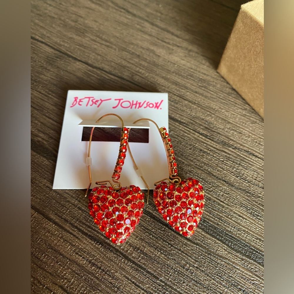Adorable heart Betsey Johnson earrings NWT - Picture 5 of 5